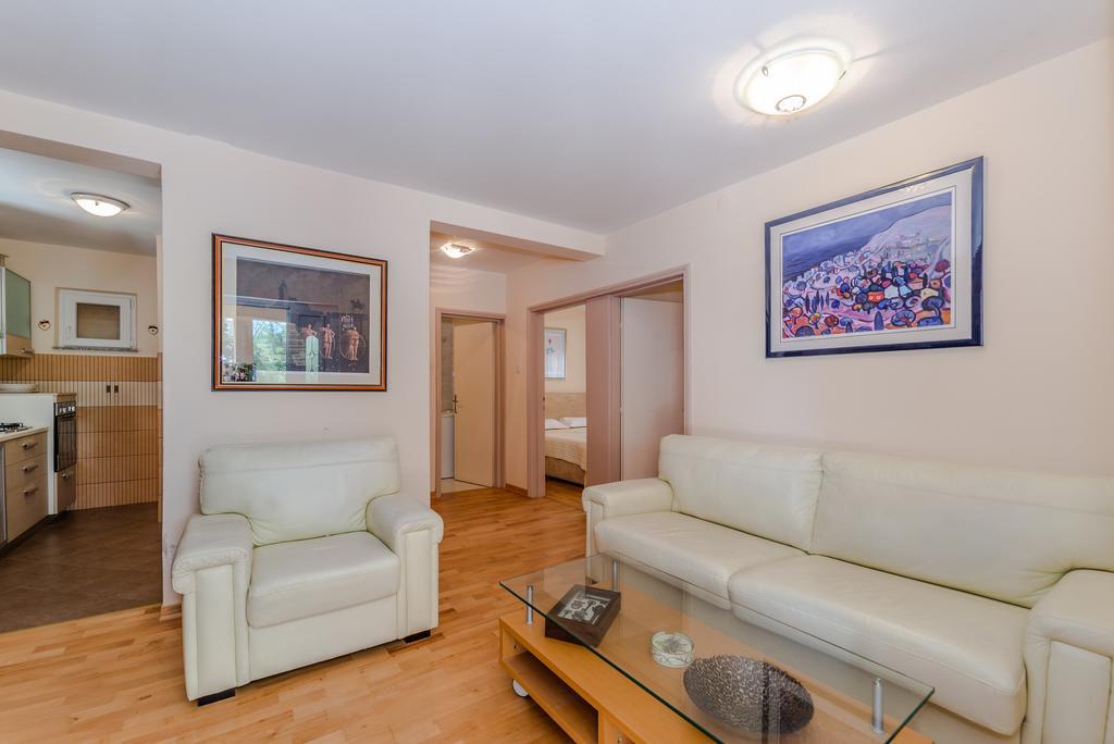 Paula Apartments Vir Luaran gambar