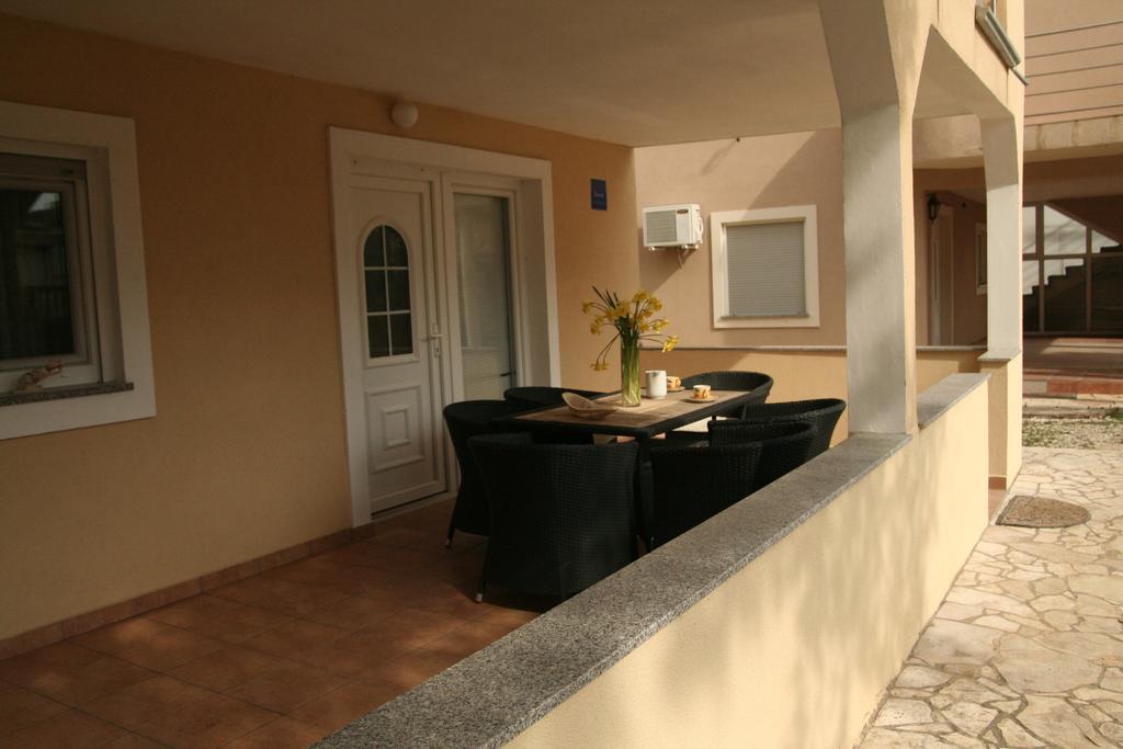 Paula Apartments Vir Luaran gambar